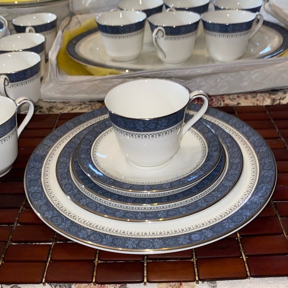 Antique Royal Doulton Sherbrooke H.5009 English Bone China S 12 mint condition - Picture 6 of 13